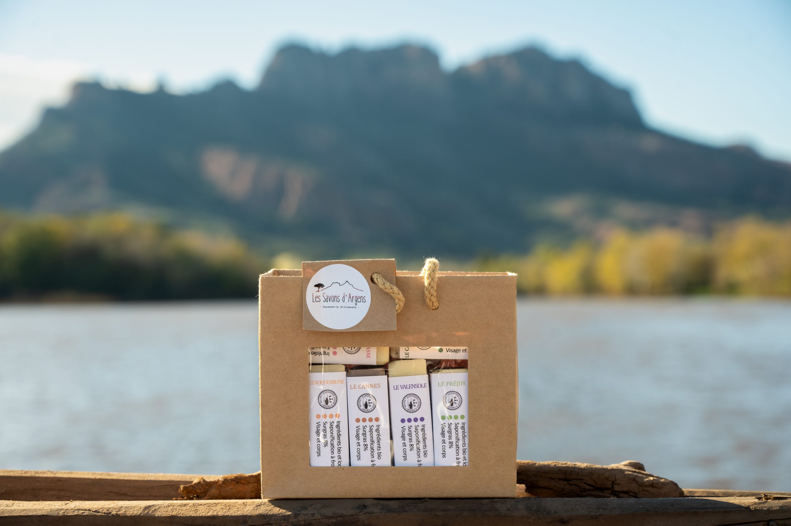 Coffret 8 savons à froid devant le rocher de Roquebrune